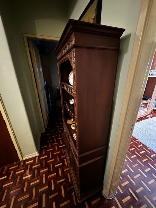 Estante/ armário madeira maciça com detalhes