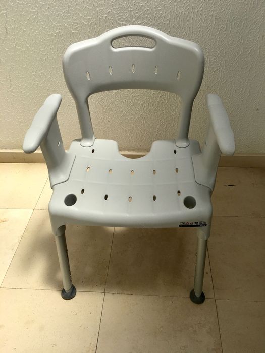 Cadeira sólida e muito segura para duche