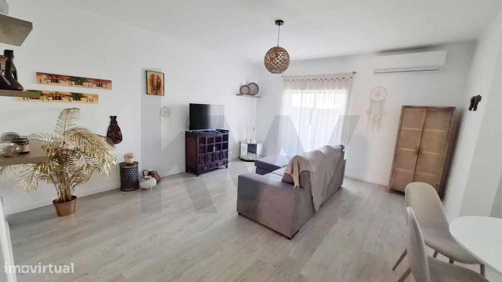 Apartamento T3 Totalmente Remodelado em Condomínio com Piscina e Campo