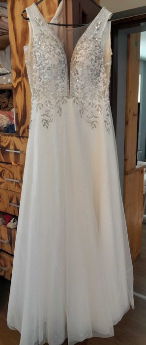 Bogato zdobiona suknia ślubna