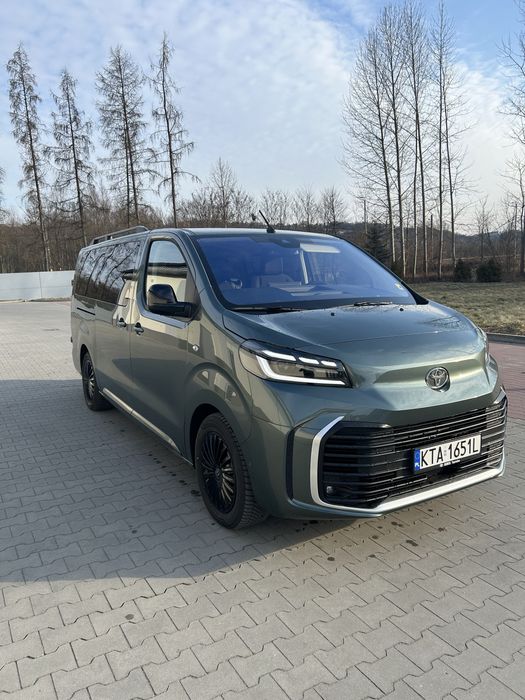 Wynajem busa z kierowcą  -przewóz osób -Toyota ProAce Verso long