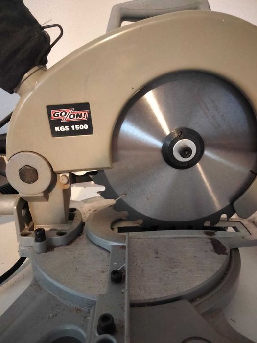 Serra circular marca GO/ON modelo KGS1500, 210mm