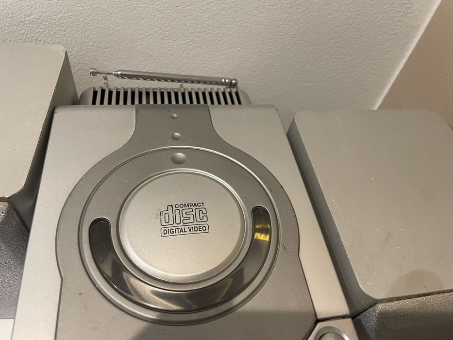 Aparelhagem com radio e leitura de CD’s.