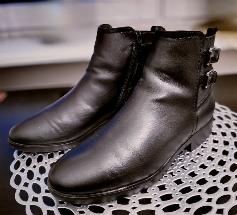 Botki czarne płaskie damskie Graceland z paseczkami