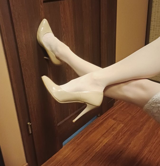 Szpilki beżowe 37, lakierowane