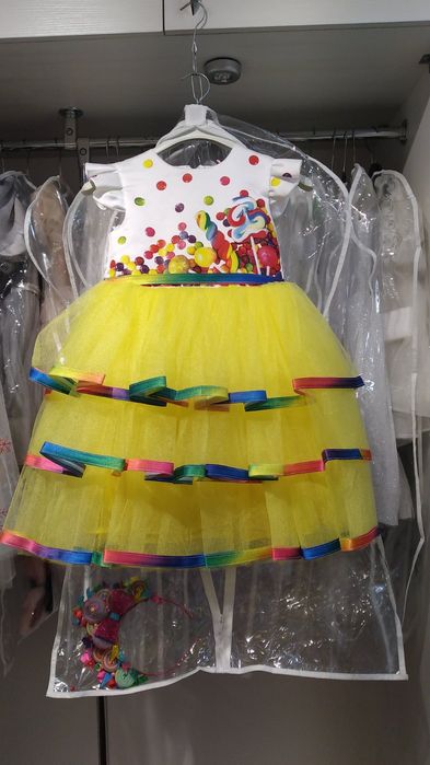 Продаж карнавальних костюмів та дитячих суконь