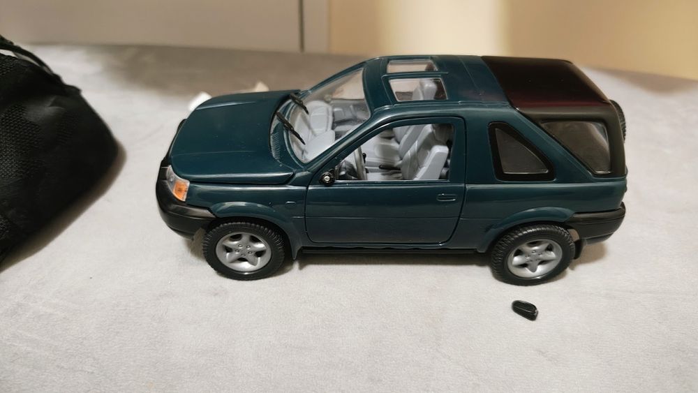 Model auta plastikowy duzy