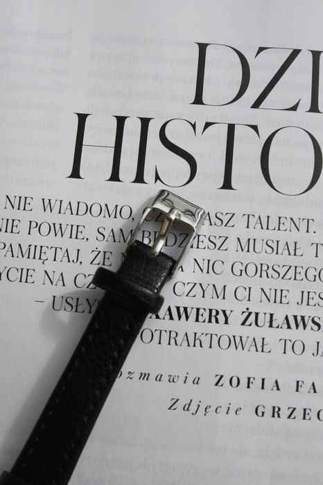 Vintage zegarek z czarnym paskiem i białą tarczą retro old money