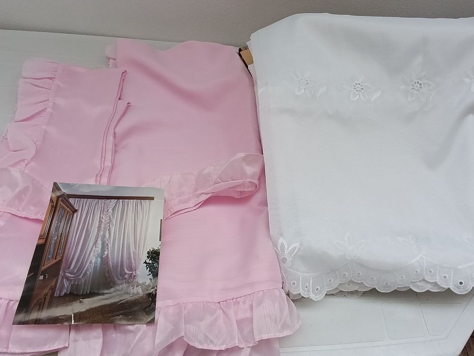 Cortina branca bordada e duas abas rosa