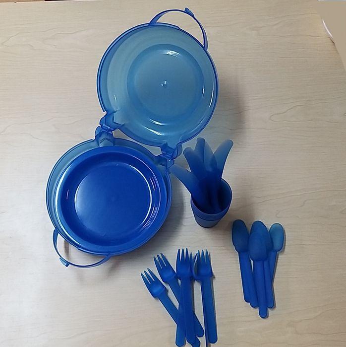 Pratos, copos  e talheres