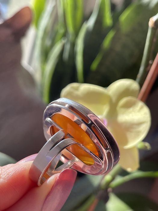 Срібне кільце з натуральним бурштином