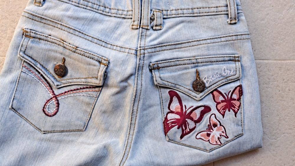 Calças de ganga = 3 pares 10 anos 2,50€ cada