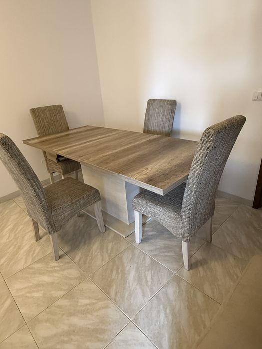 Mesa com 4 cadeiras