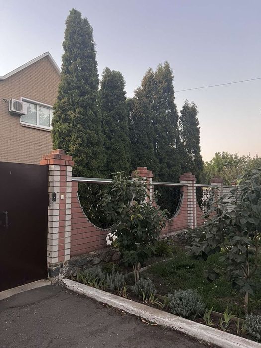 Продається двоповерховий будинок у місті Берестин.