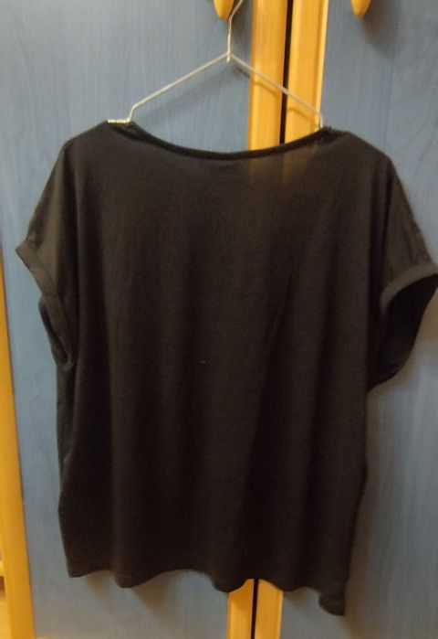 Czarna bluzka z dekoltem w serek