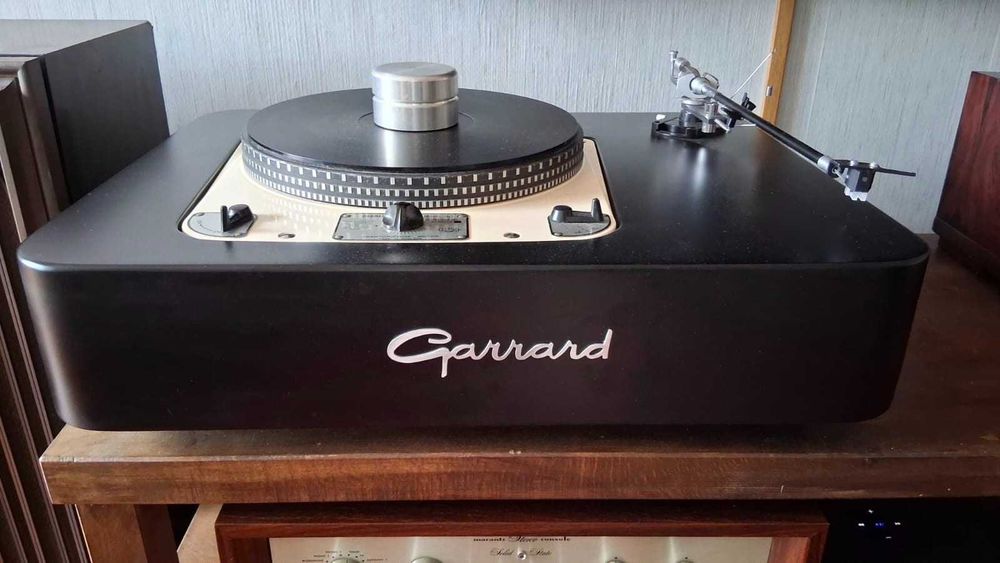Gira-discos Garrard Modelo 301 / Braço de 12,5" / Base em MDF / Cápsula Hana SL