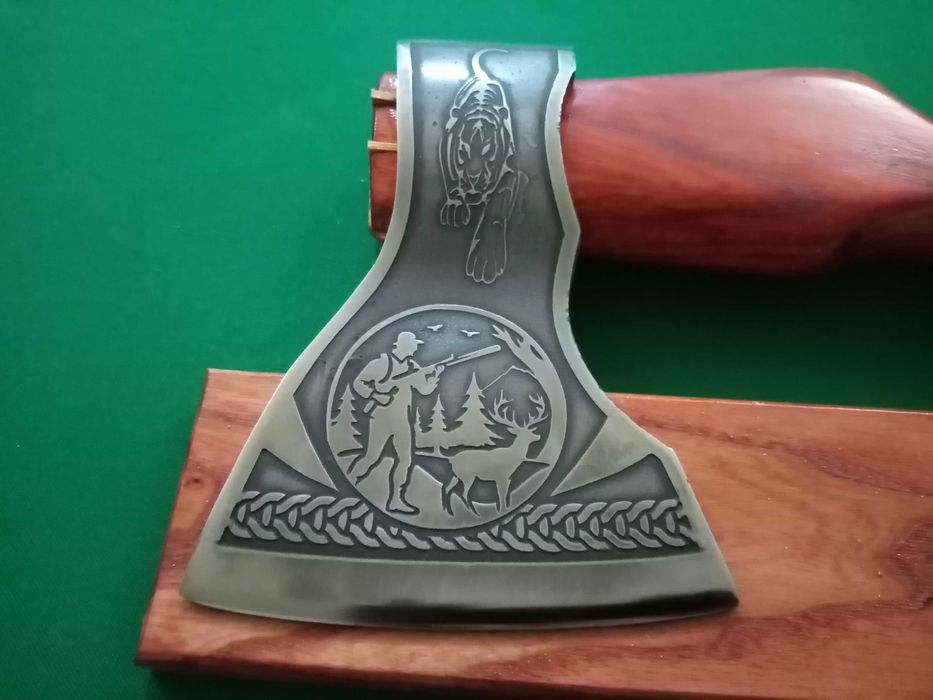 Сокира на подарунок.