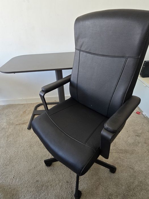 Mesa e cadeira escritório