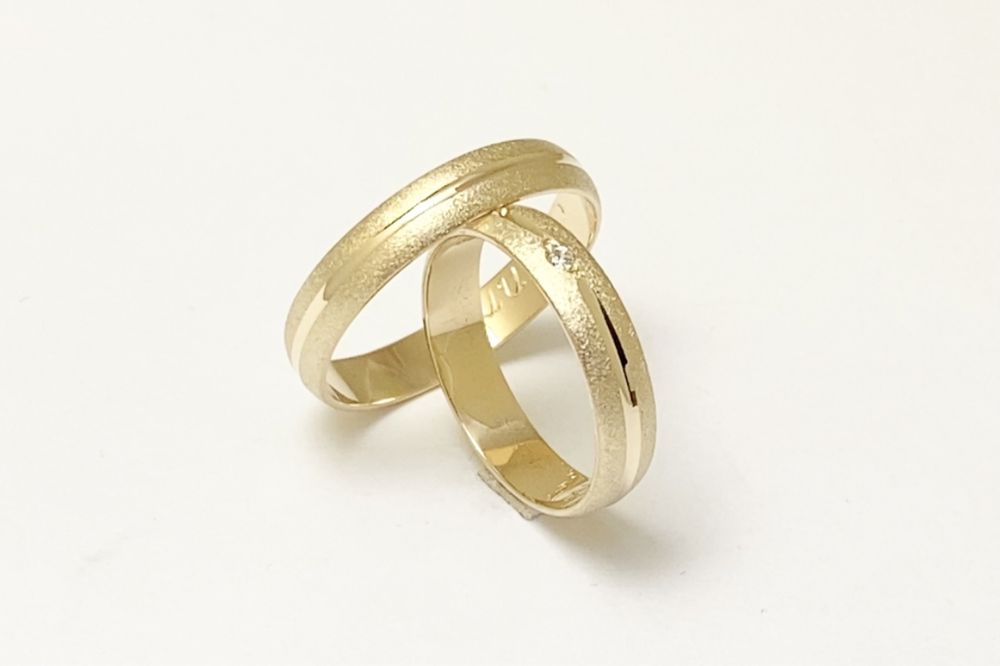 Złote obrączki 4 mm z cyrkonią