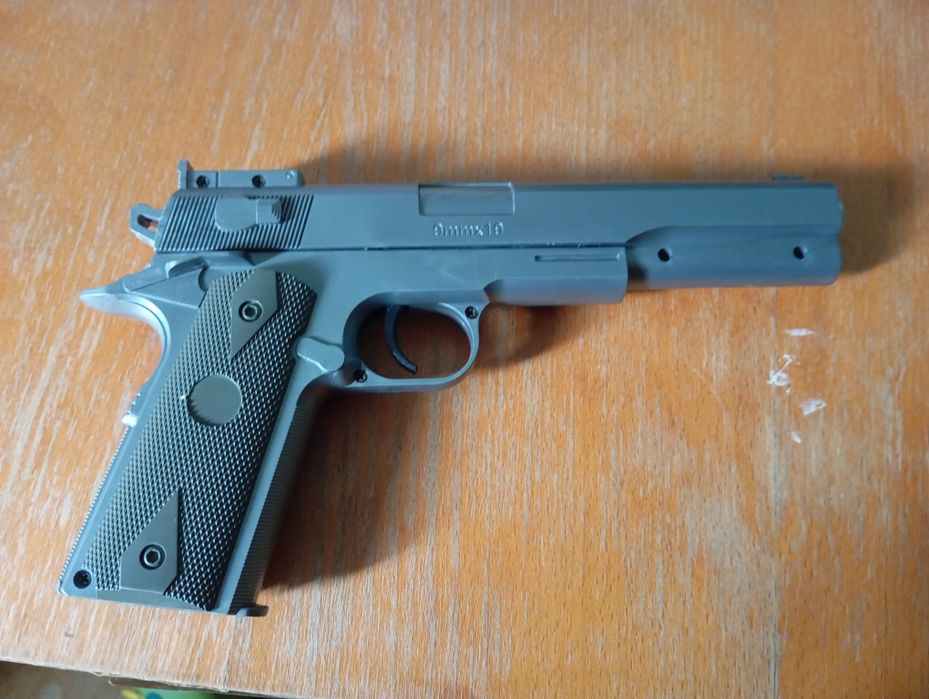 Пистолет на пульках пластиковый