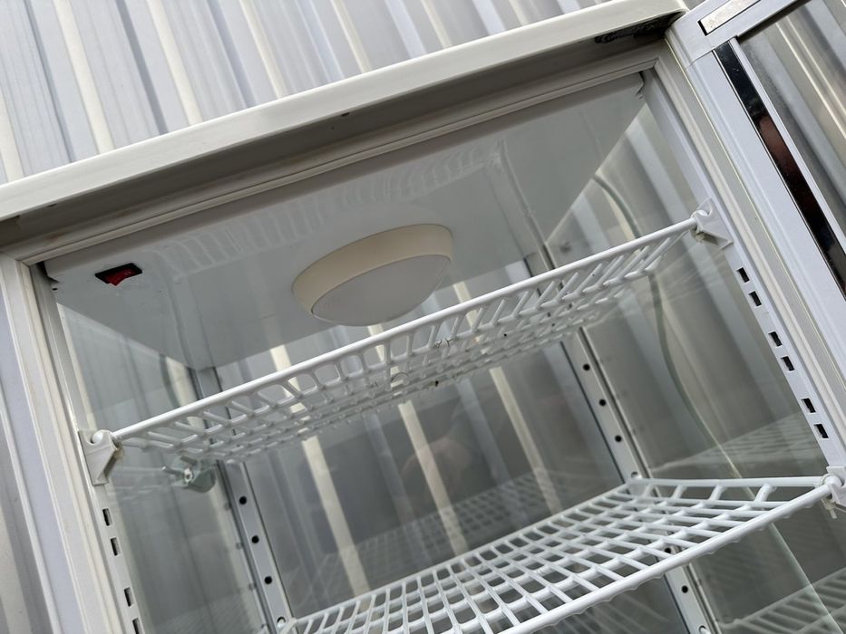 Кондитерська вітрина