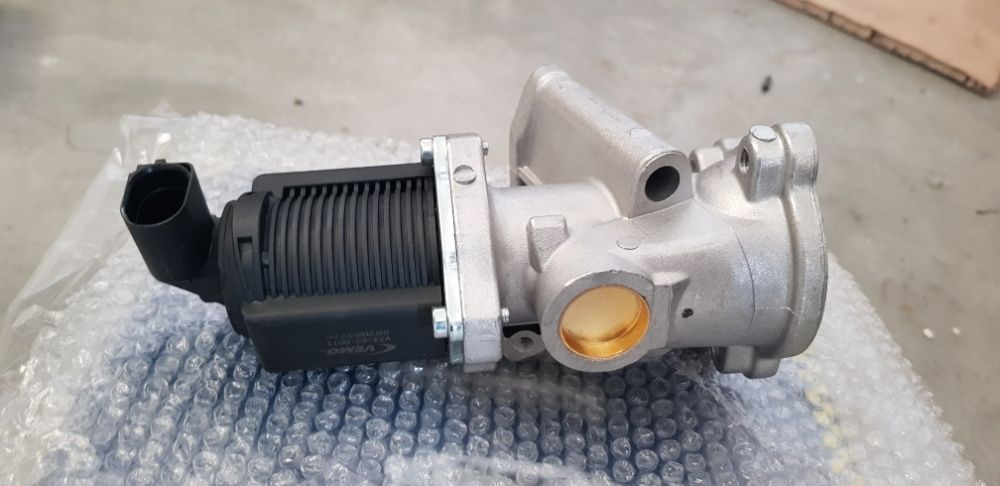 Válvula EGR nova na respetiva caixa.