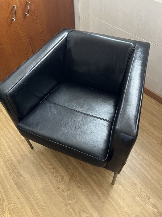 2 cadeirões em pele pretos