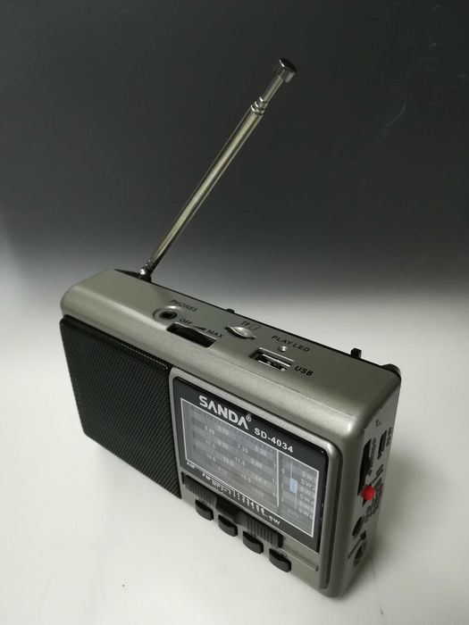 Pequeno Rádio a pilhas e bateria