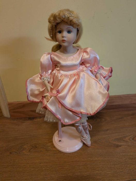Boneca bailarina em porcelana com suporte