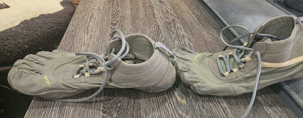 Продам трекінгові кросівки Vibram Fivefingers VTrack