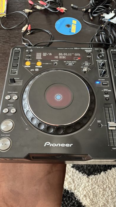 Pioneer DJM750, 3 CDJ 1000 mk3, 1 XDJ 700 Rekordbox, 2 Hk Polar 12