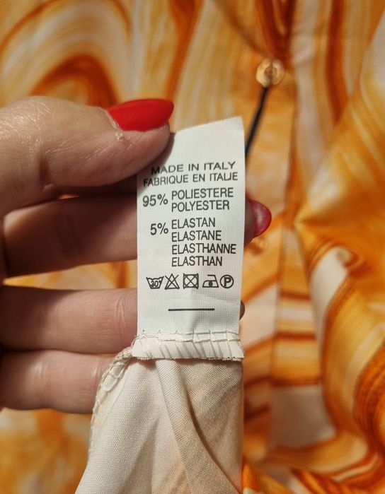 Camisa em tons laranja, tecido acetinado, mangas morcego. Oversized