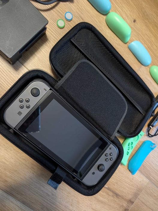 Konsola Nintendo Switch z akcesoriami, etui, torba, kierownice