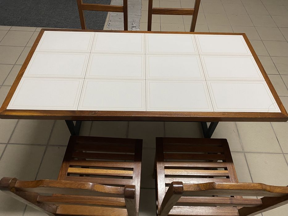 Mesa e quatro cadeiras,madeira