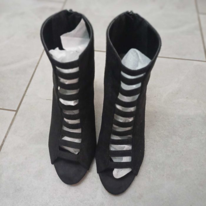 Sprzedam buty botki szpilki z ciekawym wykonczeniem