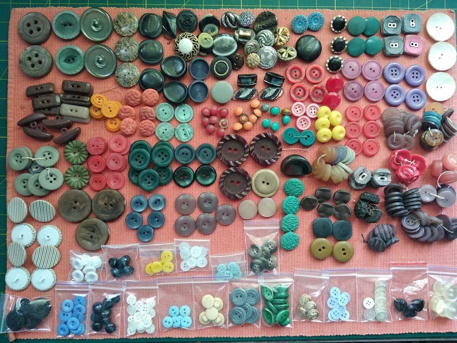 Пуговицы, большой выбор. Нитки шелковые и х/б