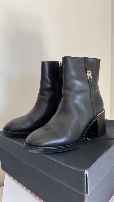 Botins em pele da Tommy, muito bons!!