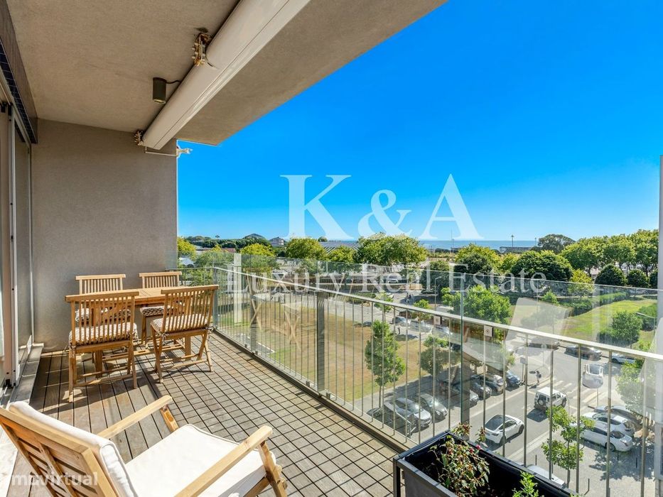 Apartamento T4 em Matosinhos Sul com varanda e vista mar.