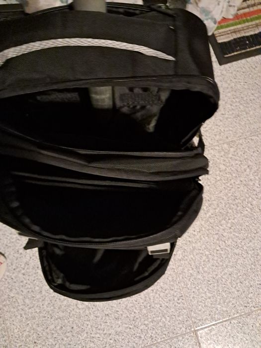 Mochila com trolley acolchoada com várias bolsas como nova