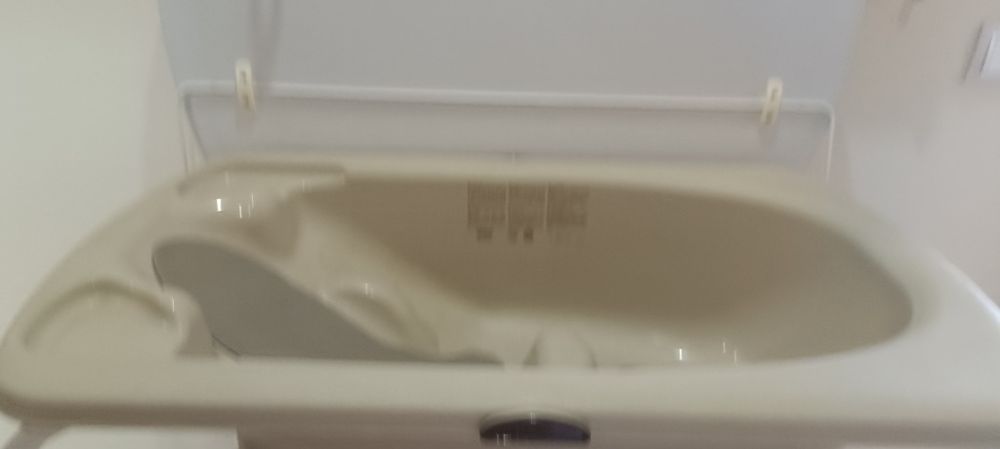 Muda fraldas com banheira incorporada