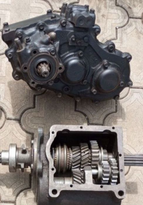 Крышки коробки роздатки Уаз,вилки Кпп,помпы,кулисы,рычаги,муфты,штоки.