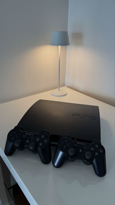 PlayStation3- 250GB + 2 comandos + 20 jogos