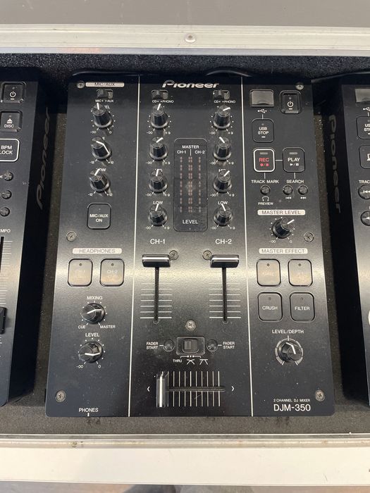 2× Pioneer CDJ-350 1× Pioneer DJM-350 Flight case onde estão montados