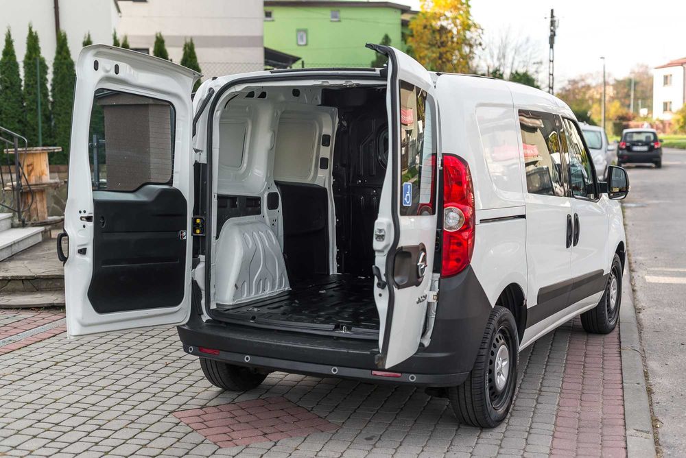 Wynajem samochodu dostawczego Opel Combo
