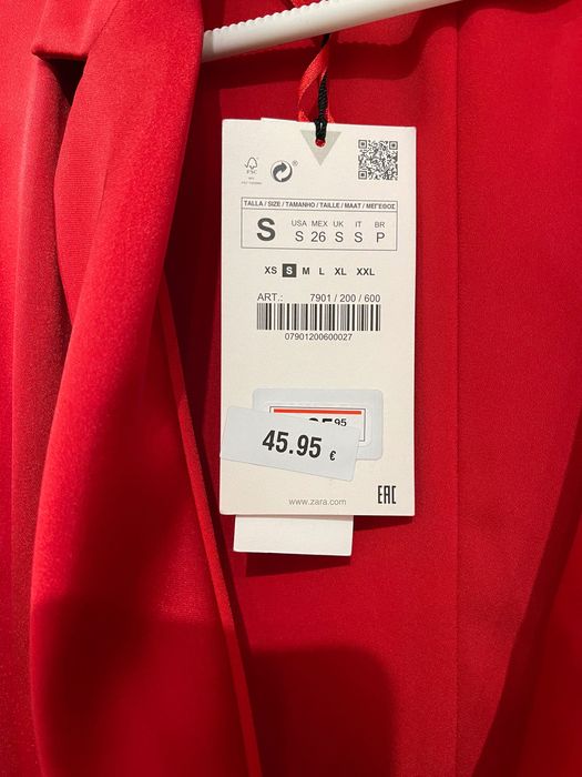 Vestido em cetim vermelho