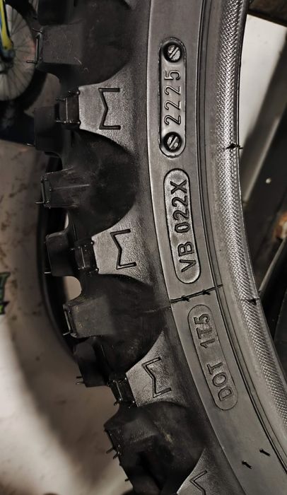 Michelin Enduro Medium 2 90/90-21 + mousse Michelin BIB M16