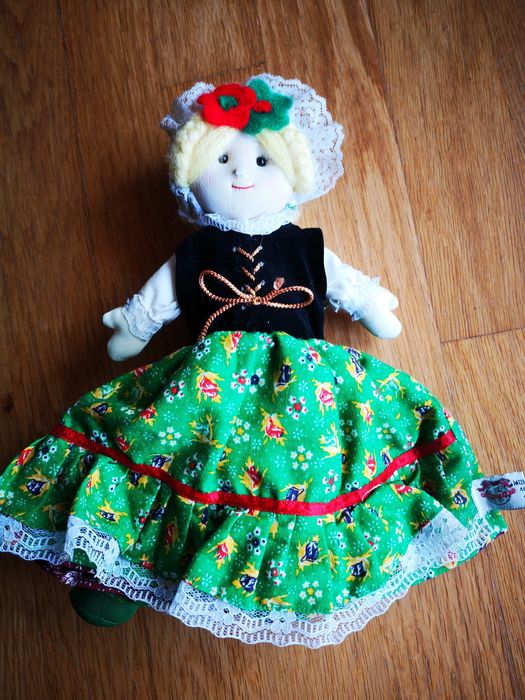 Boneca reversível em tecido "mundo surprise" sueca