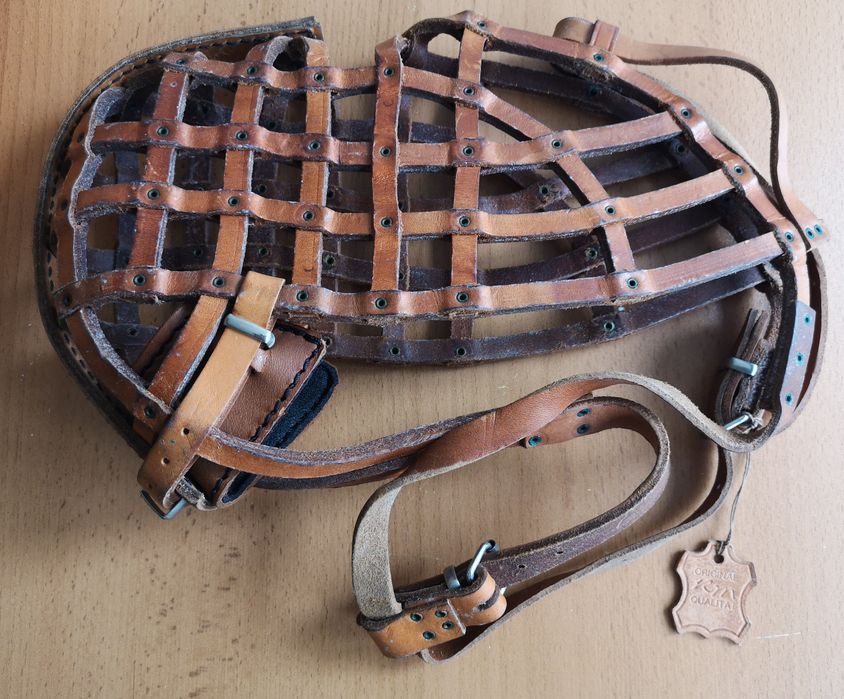 Açaime em couro entrançado para cão