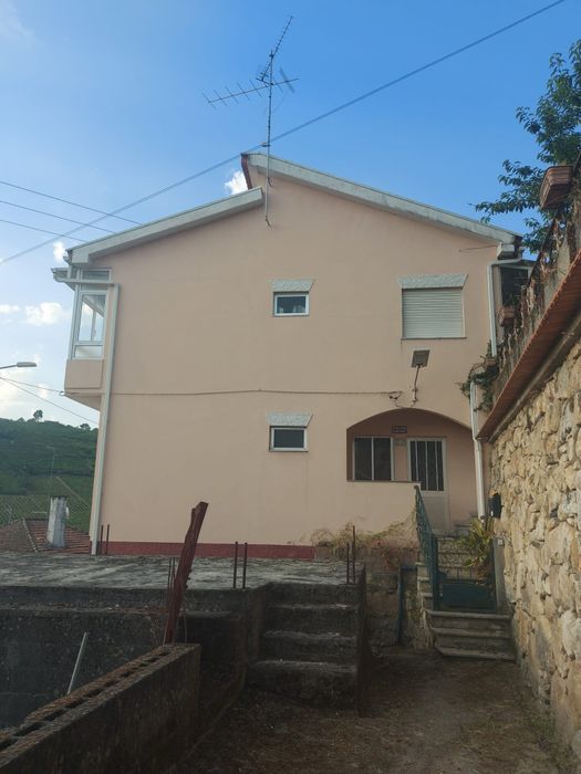 Vende-se Moradia  V8 com 2 pisos habitação