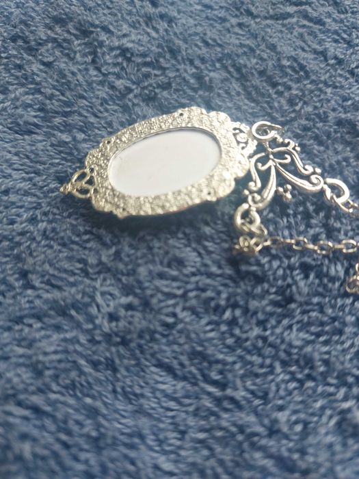 Підвіска у формі червоного каменю